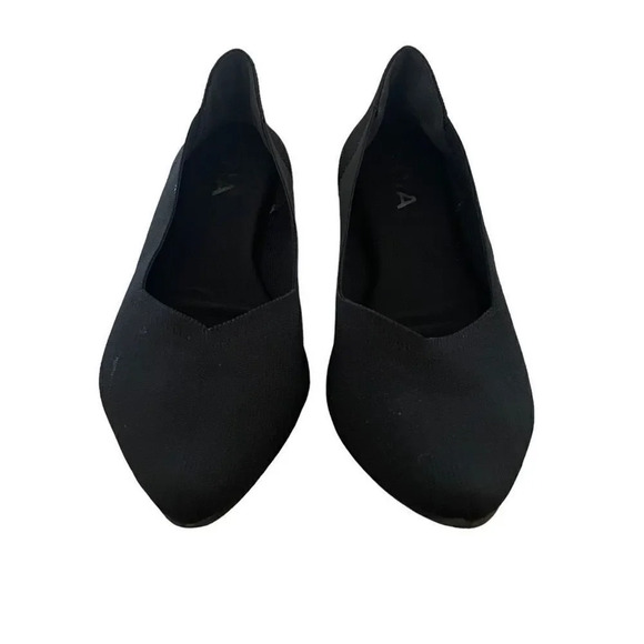 MIA Kerri Point-Toe Flats
Flyknit Black SZ 8.5 - Picture 2 of 9